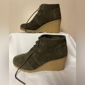TOMS Wedge Ankle Boot Womens W7 Brown Suede Lace-Up 3” Heel Pre-owned